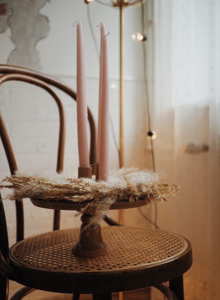 Prirodni adventski vijenac na stalku - roze svijeće, pampas i žito