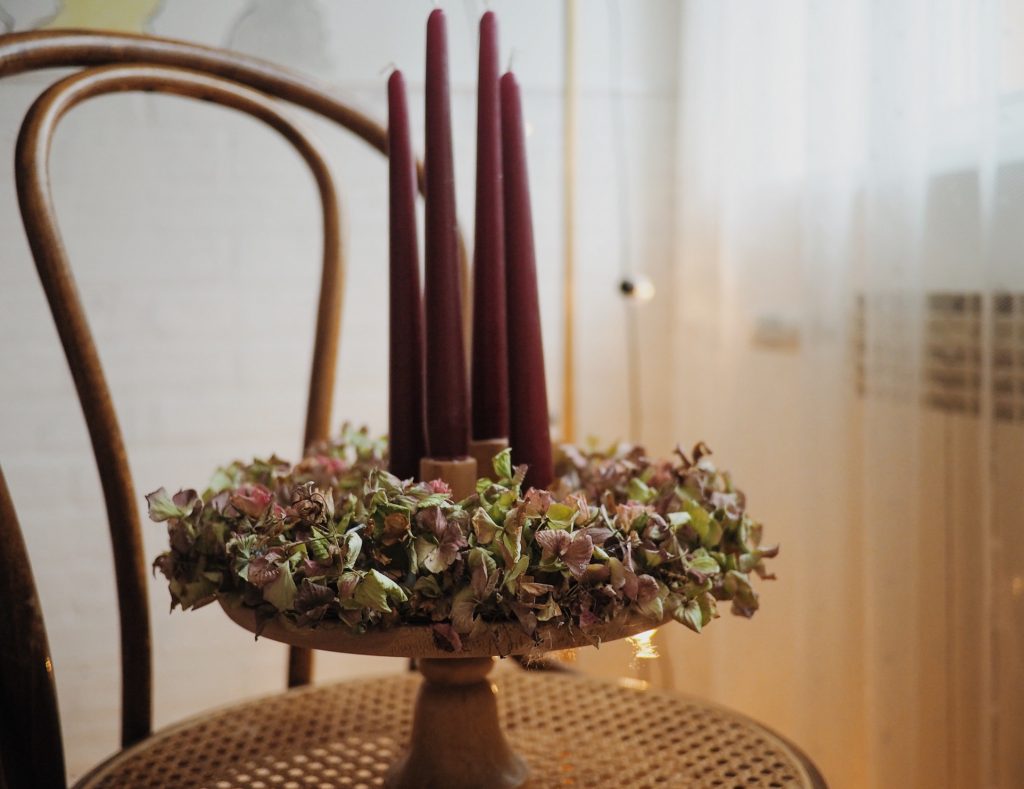 Prirodni adventski vijenac od hortenzija i bordo svijeće