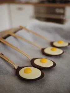 DIY uskrsna čokoladna jaja na oko u žlici