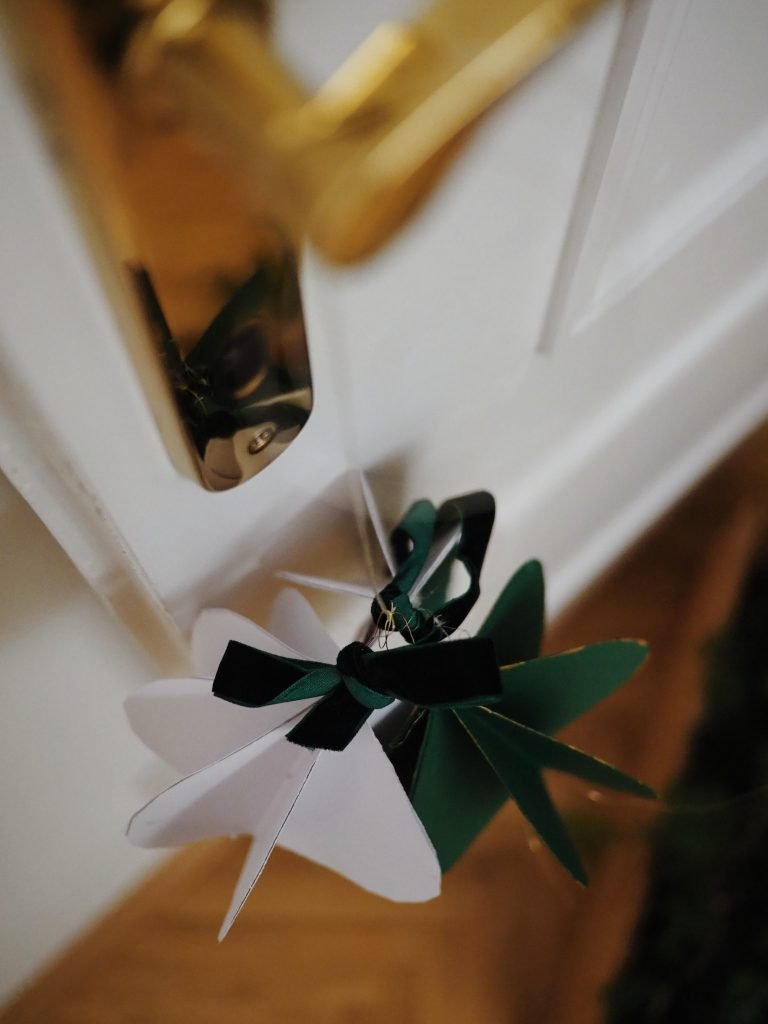 Božićni ukras od papira na kvaki od vrata