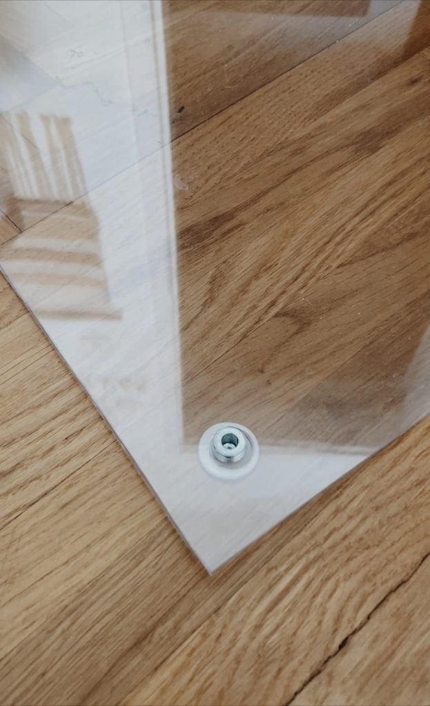 Primjer probušenog ruba na pleksiglasu Leteći DIY okvir za slike-