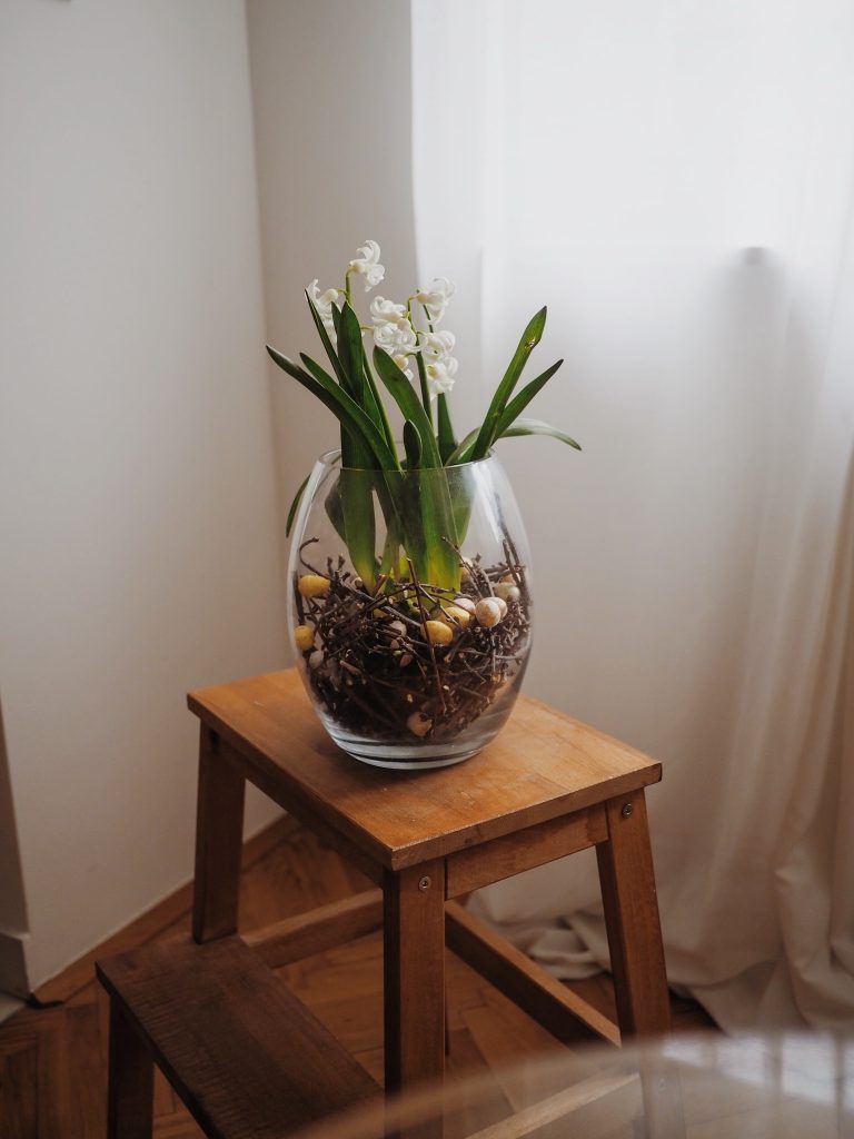 Bijeli zumbul u vazi - dekoracija za Uskrs na stoliću