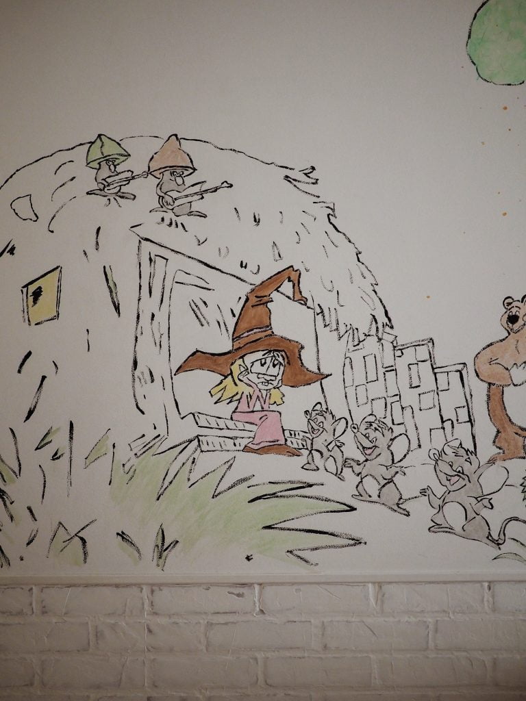 Crtanje čarobnjakove šume na zid u sobi dječijoj