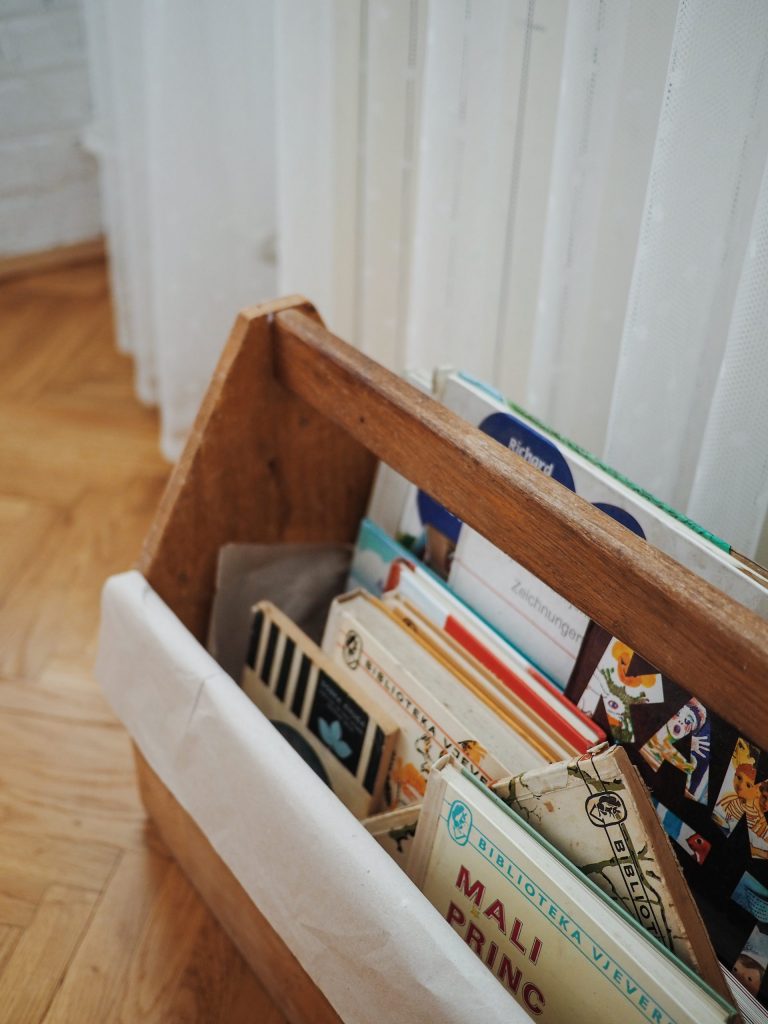 Povoljno uređenje dječje sobe za svačiji budžet - kutija sa knjigama